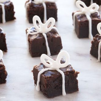 A fresh batch of brownie gifts, a cute way to decorate homemade brownies.