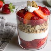 A cup of low-sugar strawberry parfait that's ready to enjoy