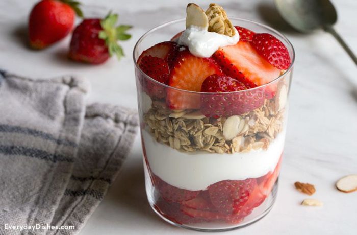 A cup of low-sugar strawberry parfait that's ready to enjoy