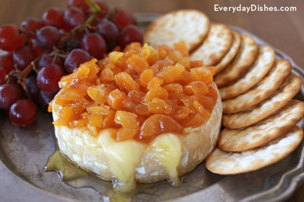 Baked brie with apricot chutney topping