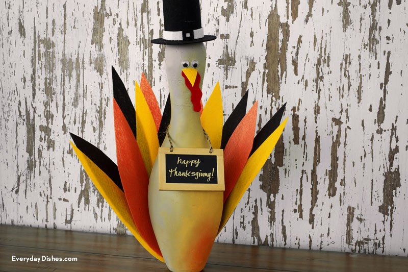 DIY bowling pin turkey craft - Everyday Dishes