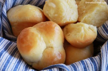 Clover-shaped yeast dinner rolls recipe