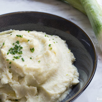 A bowl of low-carb cauliflower mash, a great side dish.