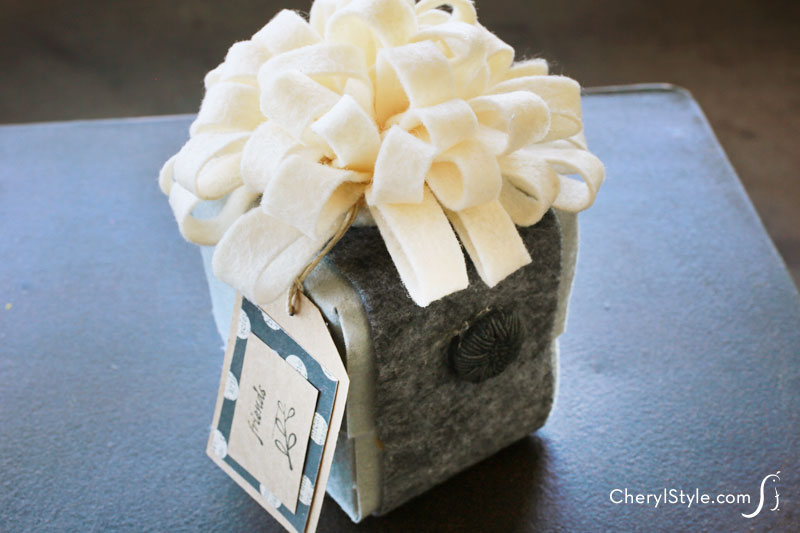 DIY #felt #bows—an inexpensive way to spruce up any gift | Everyday Dishes & DIY.com