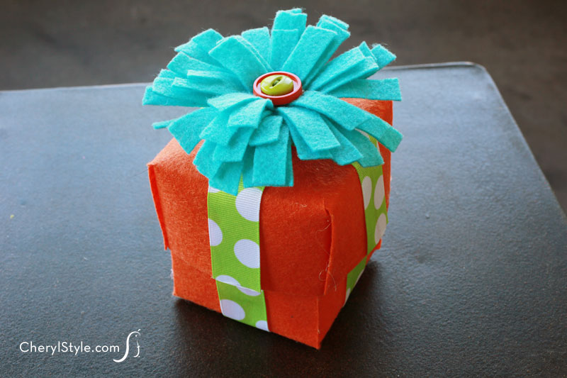 DIY #felt #bows—an inexpensive way to spruce up any gift | Everyday Dishes & DIY.com
