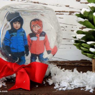 DIY mini snow globes are a great holiday gift idea.