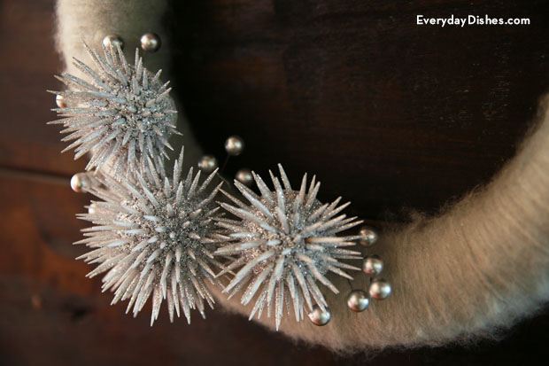 DIY yarn wreath with toothpick ornaments