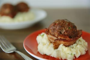 Make your dad seriously happy this Father’s Day by serving up bacon wrapped mini-meatloaf cups on a bed of buttery mashed potatoes. | recipe on Everyday Dishes & DIY.com