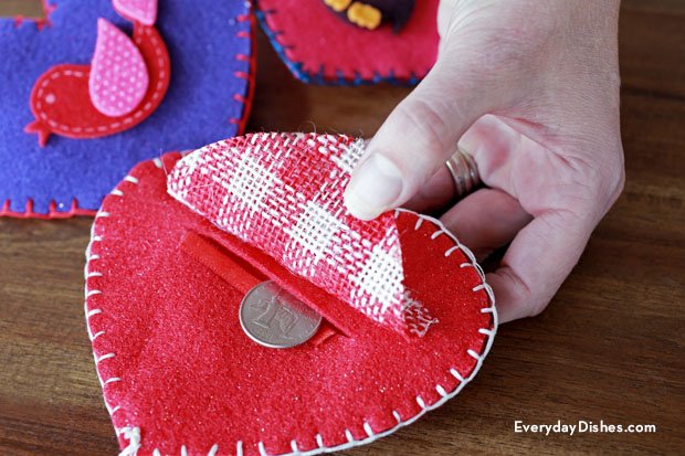 Easy DIY felt coin purse for Valentine’s Day