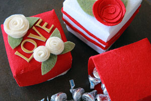 DIY #felt #GiftBoxes for #ValentinesDay | free #printable and instructions on Everyday Dishes & DIY.com