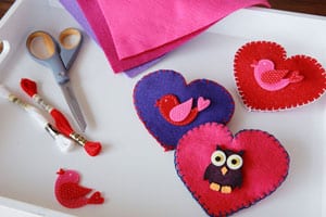 DIY heart-shaped #felt #CoinPurses | free #printable and instructions on Everyday Dishes & DIY.com