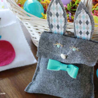 Some cute DIY felt Easter bunny treat bags for kids.