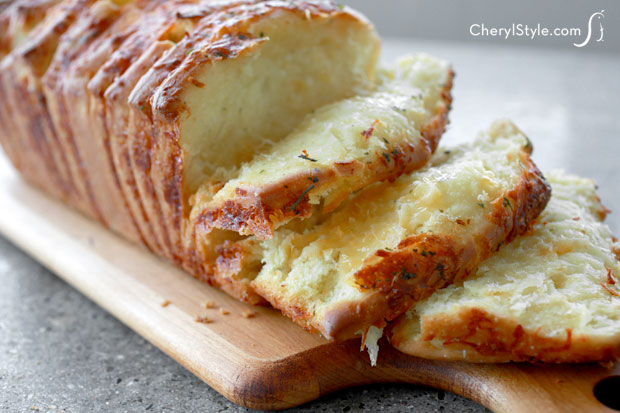 Pull-apart garlic cheesy bread — a tasty snack that won't last!