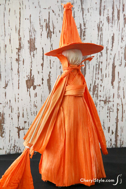 This DIY dyed cornhusk witch makes an impressive Halloween decoration!