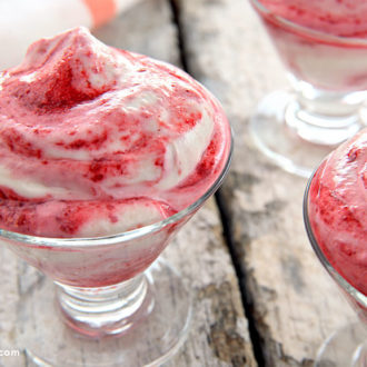 Cups with raspberry fool, a tasty and easy dessert.