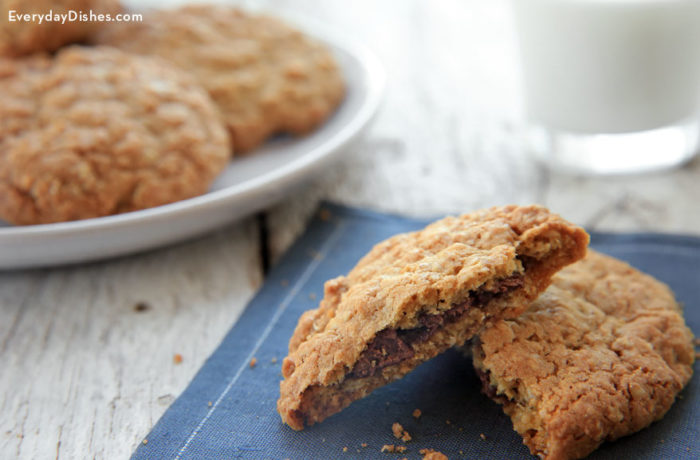 Chocolate hazelnut-filled oatmeal cookies