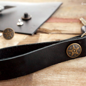 A DIY leather keychain, a great gift for Father's Day!