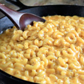 A skillet full of creamy mac and cheese.