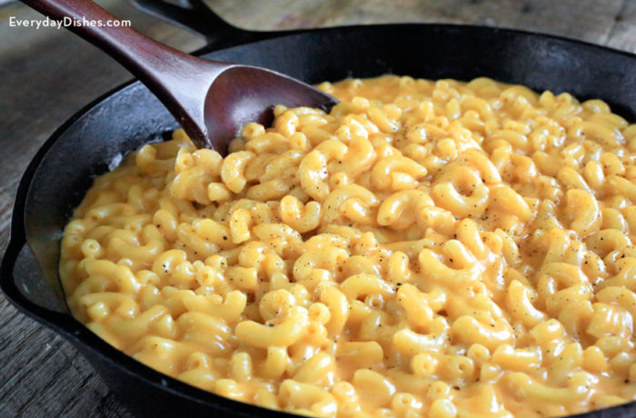 A skillet full of creamy mac and cheese.