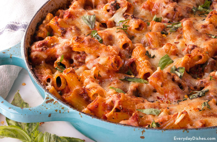 A dish of delicious baked ziti.