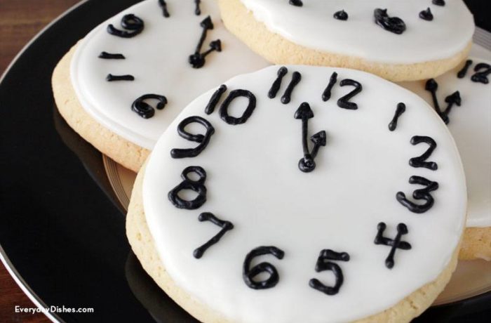 Sugar cookies decorated to be New Year's Eve clocks.