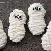 Yummy mummy Halloween cookies that are ready to serve to your favorite ghouls!
