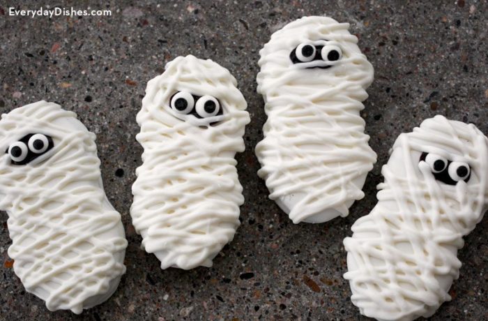 Yummy mummy Halloween cookies recipe for your favorite ghouls!