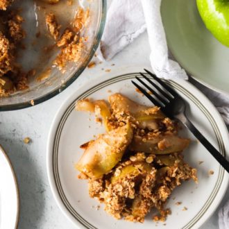 A delicious serving of apple crisp with oats, ready to eat.