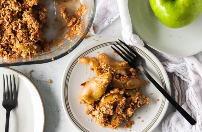 A delicious serving of apple crisp with oats, ready to eat.